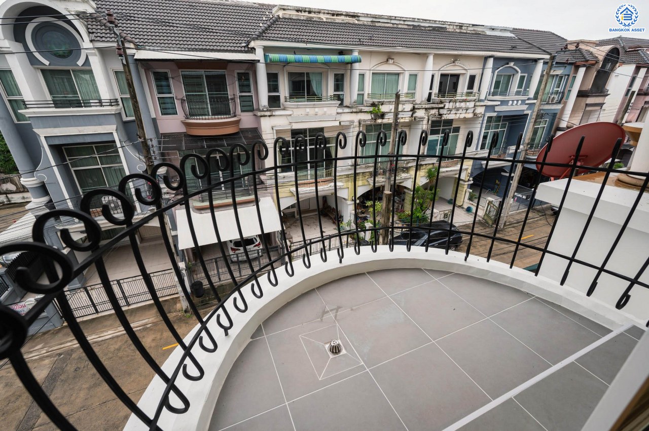 บ้านมือสองตกแต่งใหม่ ทาวน์โฮม 3 ชั้น โครงการ พรีเมี่ยมเพลส รามอินทรา เนื้อที่ 21.2 ตร.ว. ฟังก์ชัน 3 ห้องนอน 4 ห้องน้ำ 2 ที่จอดรถ ทำเลใจกลางเมือง เชื่อมต่อทั้ง ถ.ประเสริฐมนูญกิจ, ถ.ลาดพร้าว, ถ.รามอินทรา ใกล้ทางด่วน "รามอินทรา" และรถไฟฟ้าสายสีชมพู "สถานีมัยลาภ"